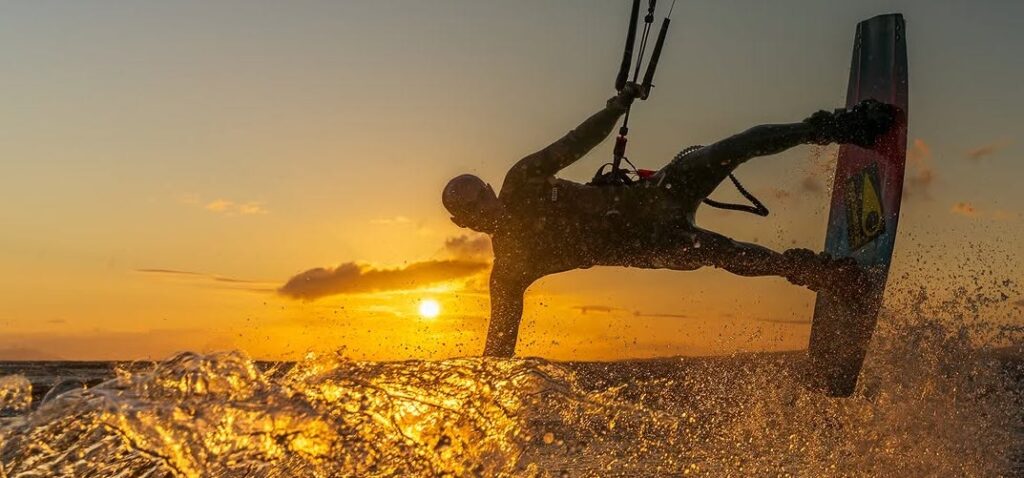 This image has an empty alt attribute; its file name is Kite-Surf-Scotland-in-Troon-Ayrshire-1024x478.jpg